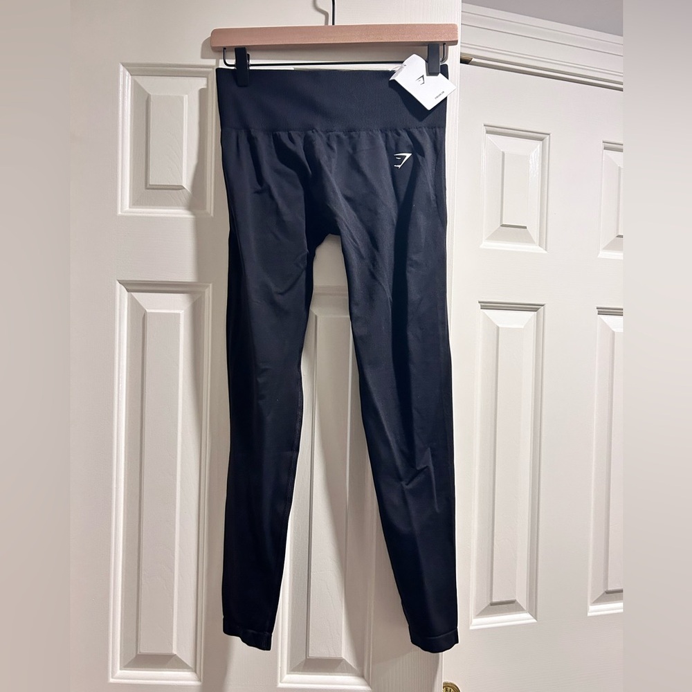 NWT GymShark leggings - size medium - black - seamless - bodyfit